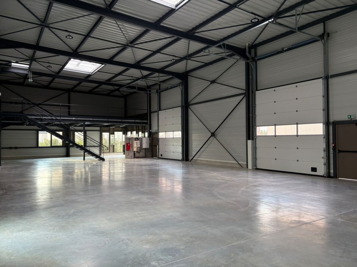 Locaux d'activité A VENDRE de 531 m² non divisibles a JONS