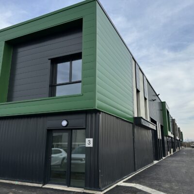 Locaux d'activité A VENDRE OU A LOUER de 909 m² divisibles à partir de 218 m² a VILLETTE D'ANTHON