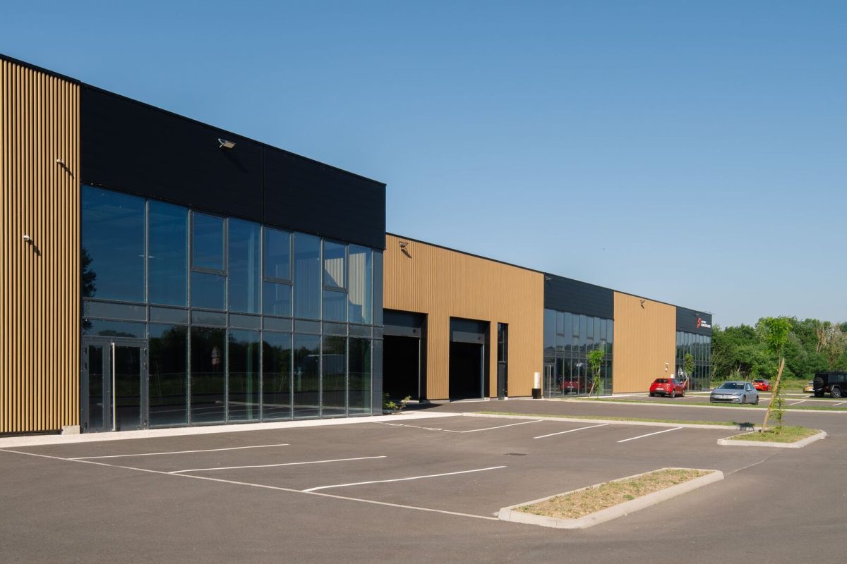 Locaux d'activité A LOUER de 871 m² non divisibles a AMBERIEUX