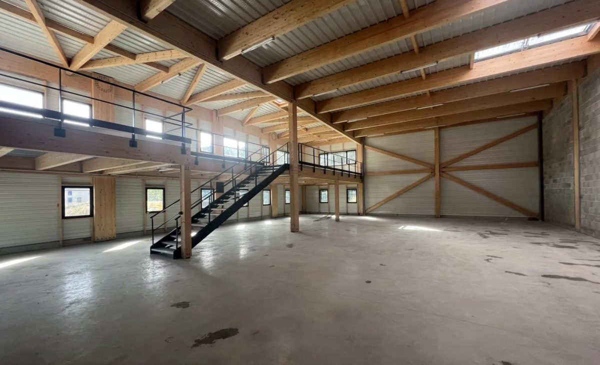 Locaux d'activité A VENDRE OU A LOUER de 1 784 m² divisibles à partir de 160 m² a TARARE