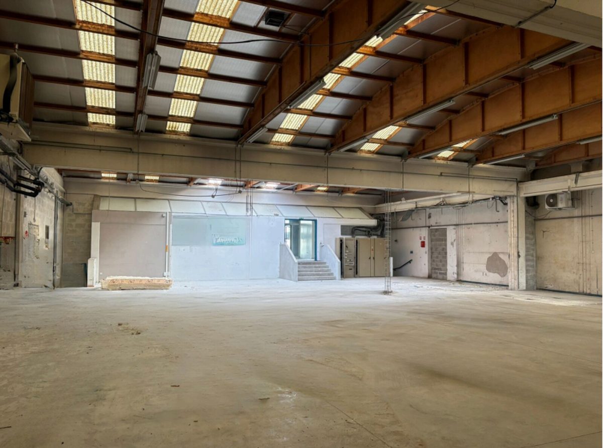Locaux d'activité A VENDRE de 854 m² non divisibles a CHASSIEU