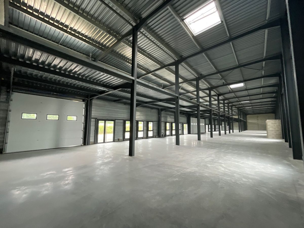 Locaux d'activité A VENDRE OU A LOUER de 805 m² divisibles à partir de 200 m² a BOURGOIN JALLIEU