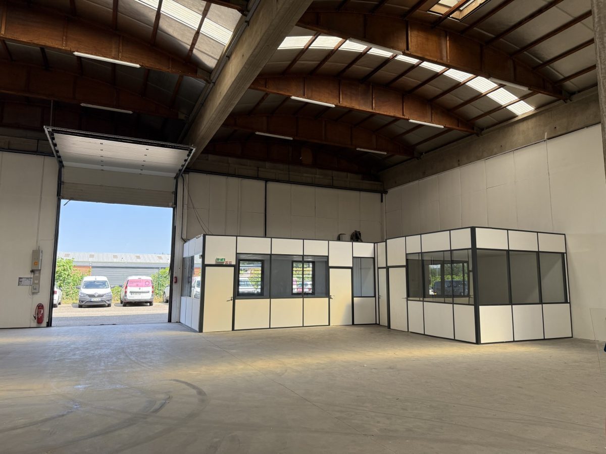 Locaux d'activité A LOUER de 3 010 m² divisibles à partir de 810 m² a SAINT PRIEST