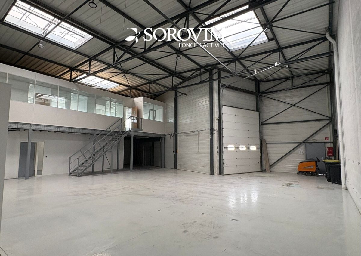 Locaux d'activité A VENDRE OU A LOUER de 500 m² non divisibles a SAINT PRIEST