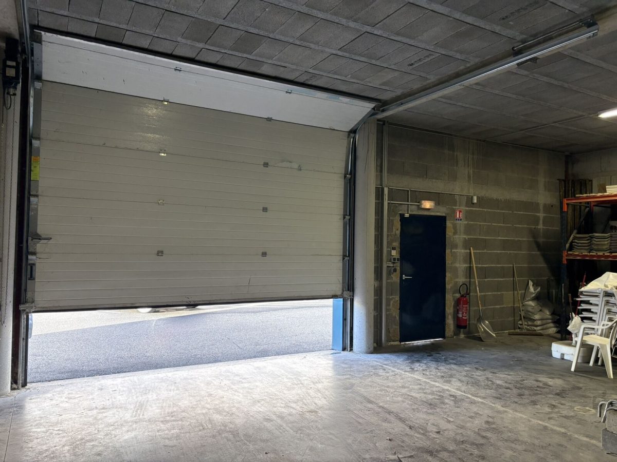 Locaux d'activité A LOUER de 284 m² divisibles à partir de 50 m² a LA TOUR DE SALVAGNY