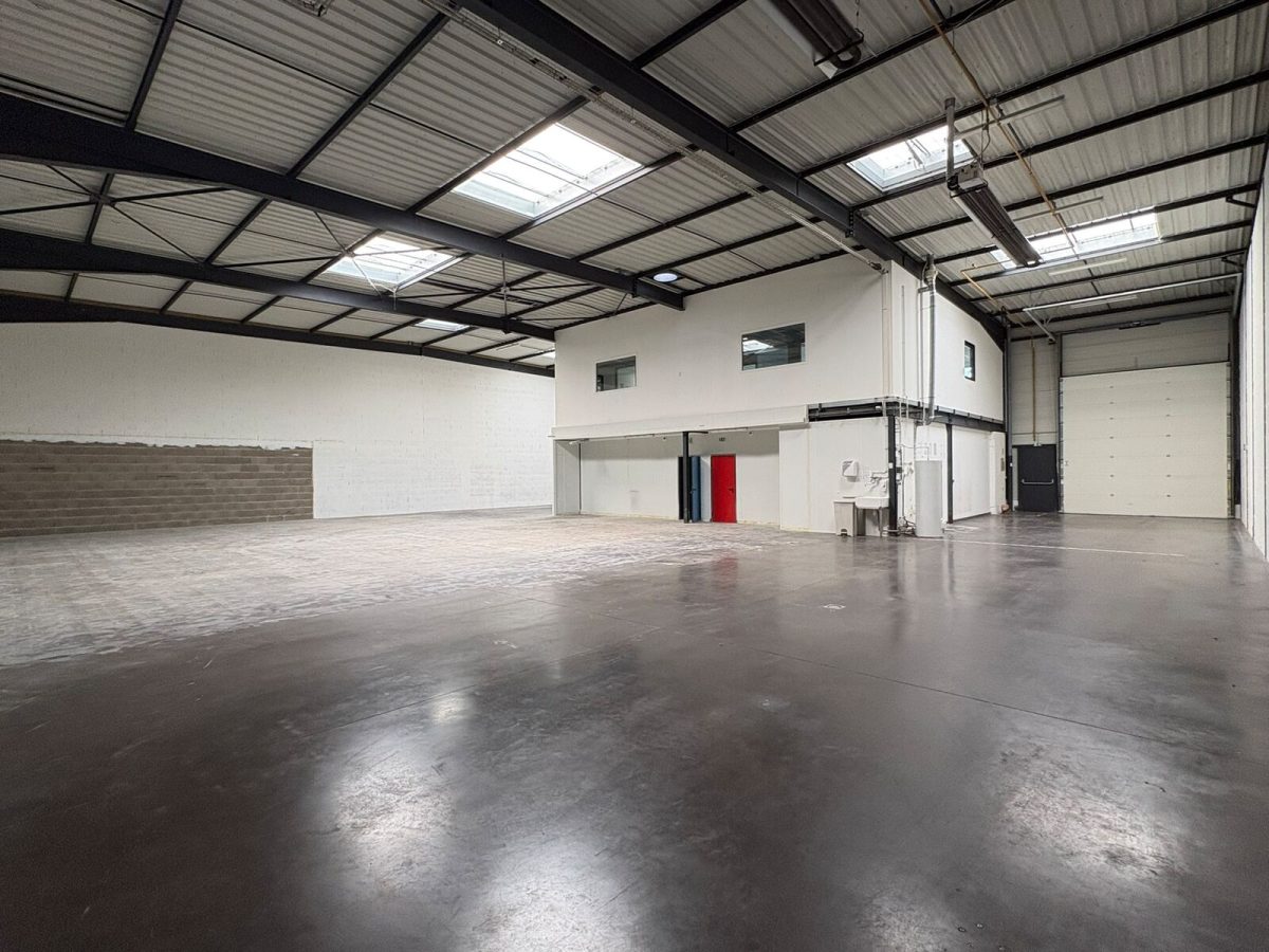 Locaux d'activité A VENDRE de 731 m² non divisibles a VENISSIEUX