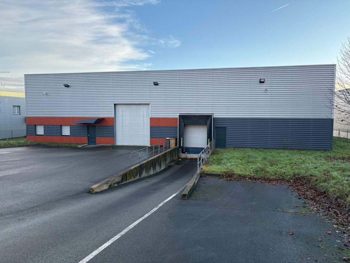 Locaux d'activité A VENDRE OU A LOUER de 1 500 m² non divisibles a GLEIZE
