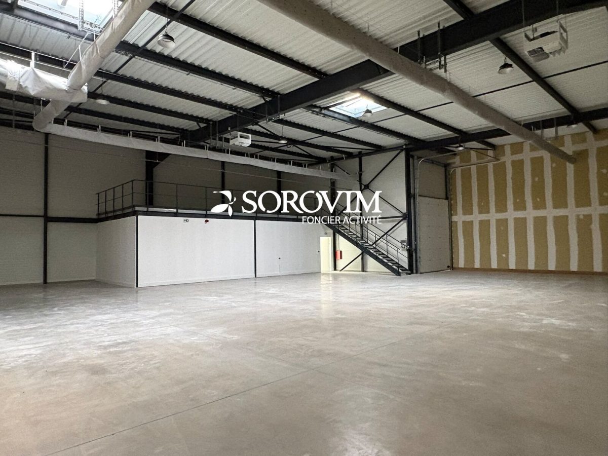 Locaux d'activité A LOUER de 10 322 m² divisibles à partir de 518 m² a JANNEYRIAS
