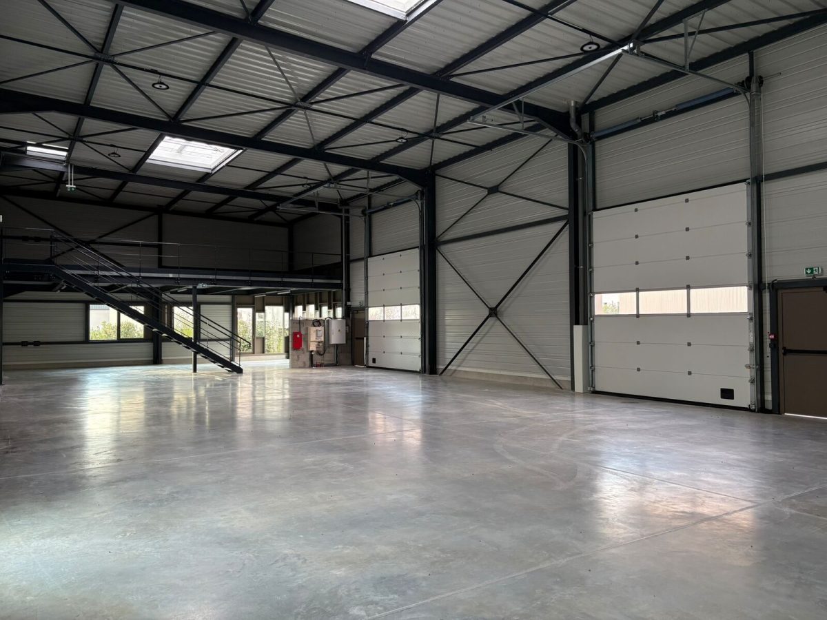 Locaux d'activité A VENDRE de 531 m² non divisibles a JONS