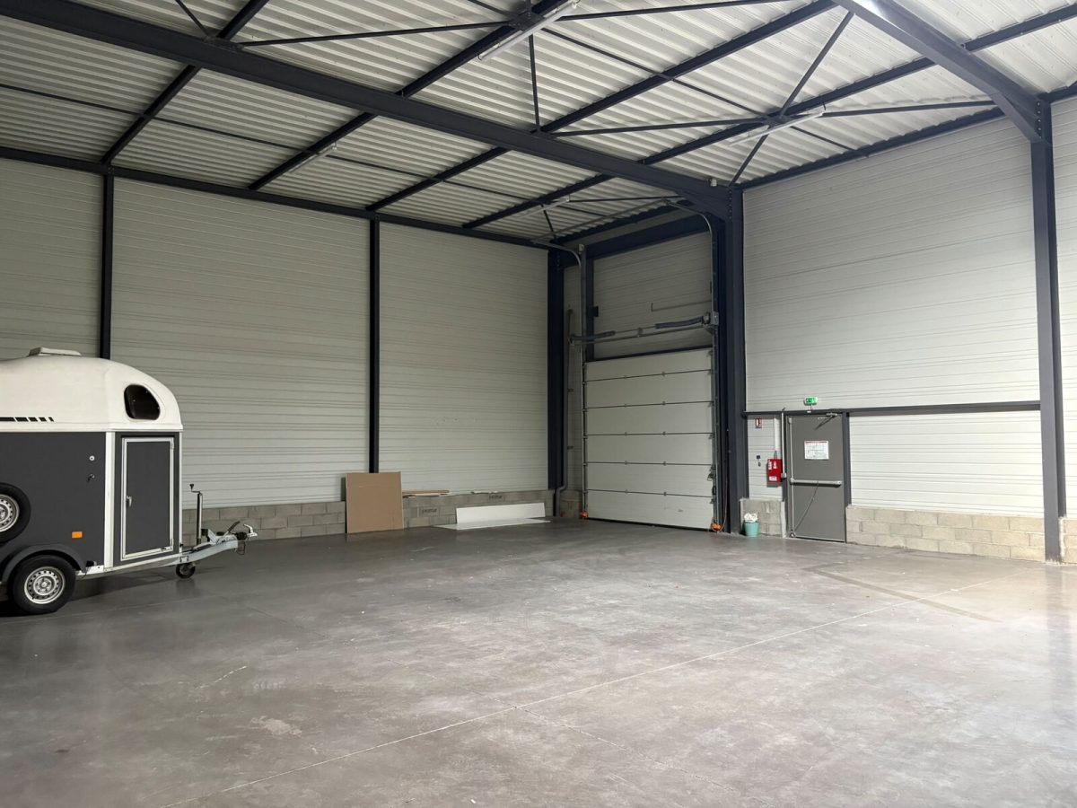 Locaux d'activité A LOUER de 1 072 m² divisibles à partir de 420 m² a MARCILLY D'AZERGUES