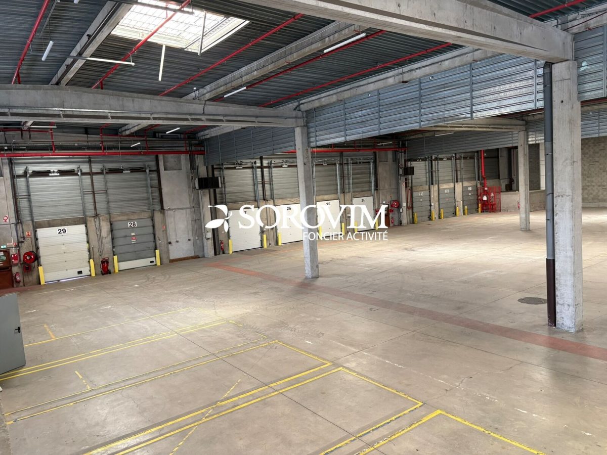 Locaux d'activité A LOUER de 9 924 m² divisibles à partir de 2 413 m² a VENISSIEUX