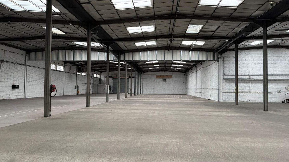 Locaux d'activité A LOUER de 4 310 m² divisibles à partir de 1 050 m² a VAULX EN VELIN