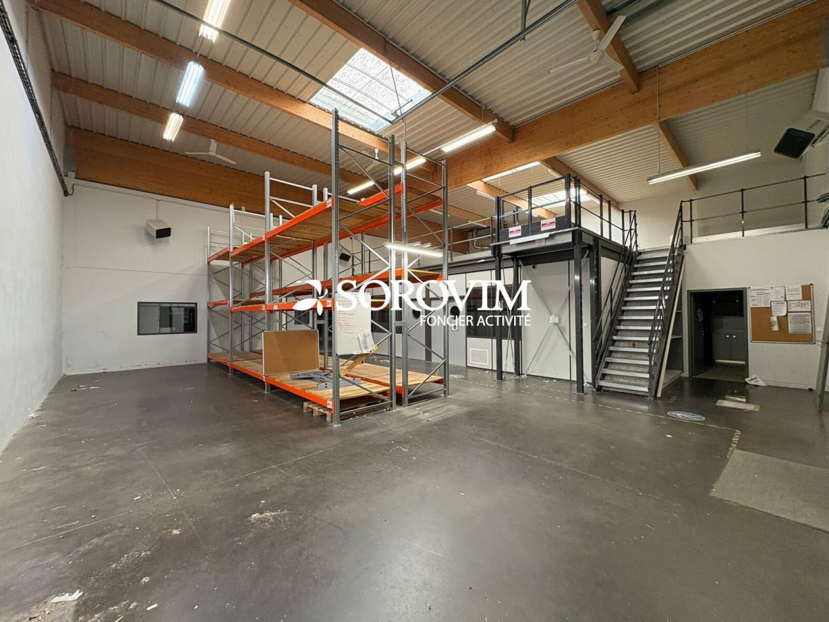 Locaux d'activité A VENDRE OU A LOUER de 701 m² non divisibles a DECINES CHARPIEU