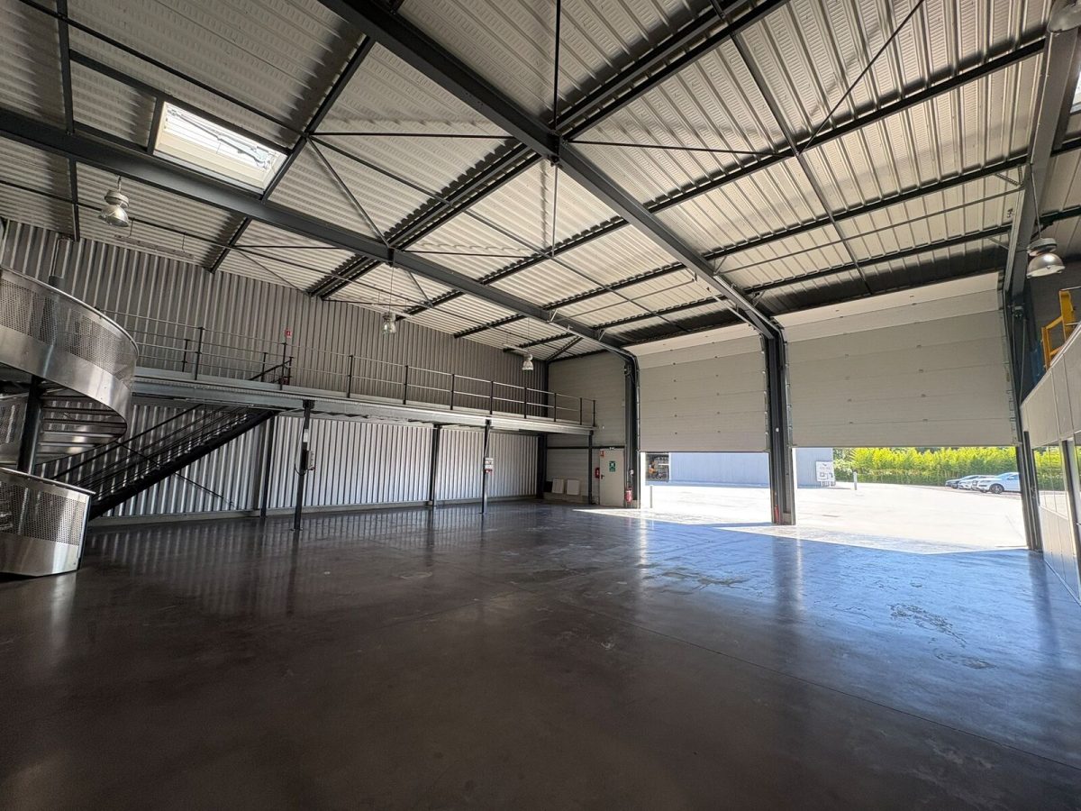 Locaux d'activité A LOUER de 611 m² non divisibles a VOURLES