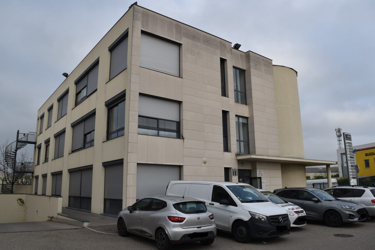 Bureaux A LOUER de 340 m² non divisibles a CHASSIEU